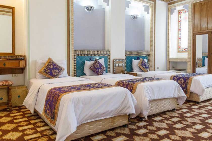 اتاق سه تخته هتل باغ مشیرالممالک یزد